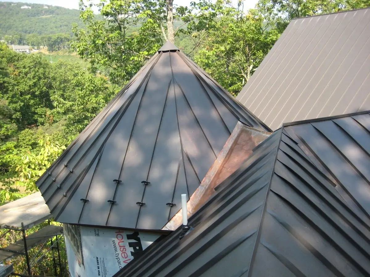 Professional Roof Tarp Installation by Craftsman Roofing in Hood River